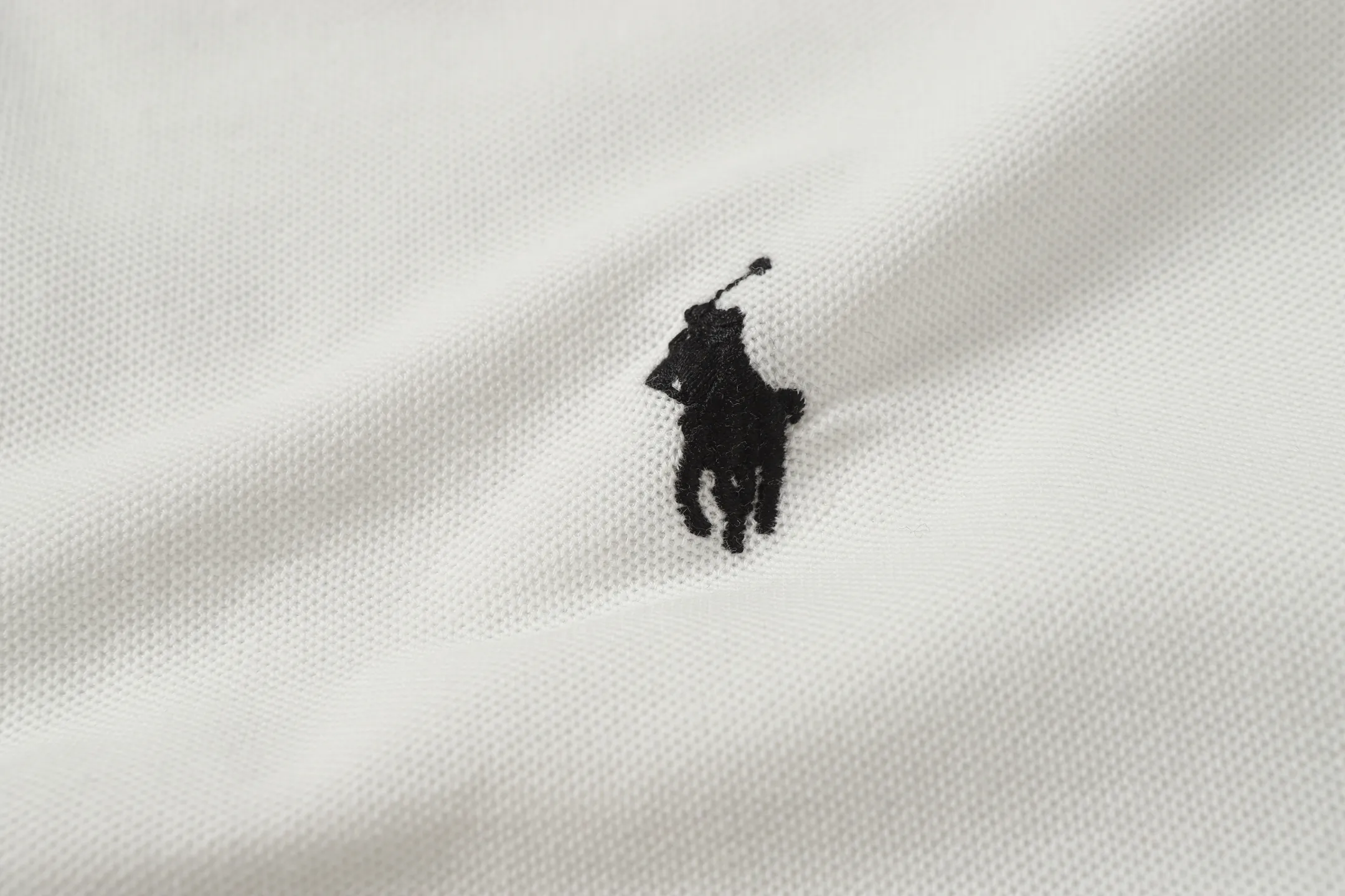 P146 Style No.: A013 [Ralph Lauren Classic Logo Embroidered Polo Shirt] ✅250g fine cotton pique fabric, custom-woven and dyed threads ✅Original stickers Scan the QR code to enter the official website ✅Large version, loose and stylish, can wear up to 210 pounds Color: Black White Navy Blue Sky Blue Dark Gray Floral Gray Size: S-XL